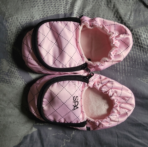 ⭐️Magic Bag Satin SPA Slippers⭐️ - Picture 2 of 3